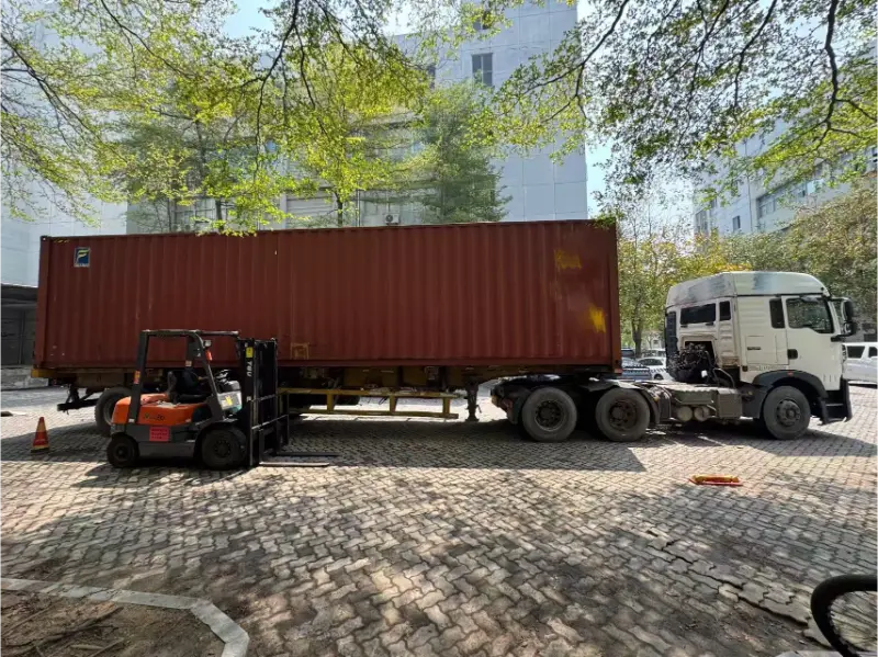 Boxes bulbi leves, lineas productionis automatae sustinentes, in Civitates Foederatas prospere navigaverunt.